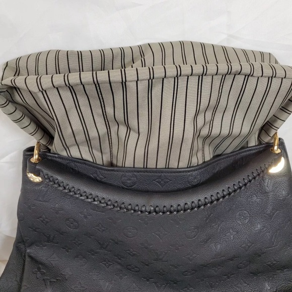 Louis Vuitton Black Monogram
Empreinte Leather Artsy MM Hobo - Picture 13 of 16